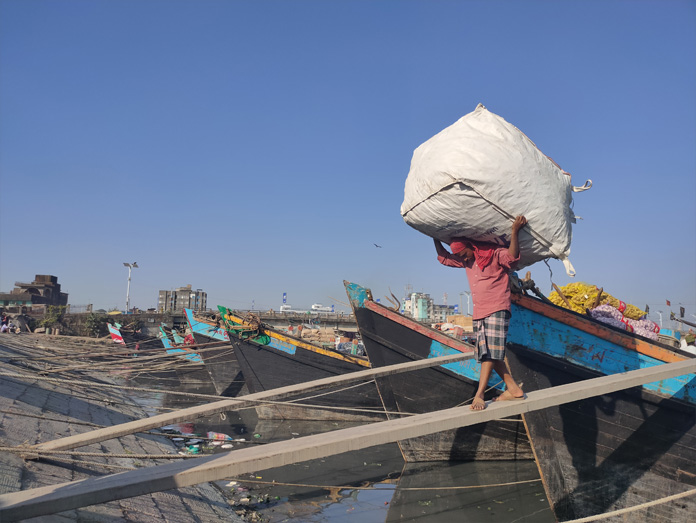 শ্রমিকের ঘাড়ে এ যেন বস্তা নয়, চেপে আছে একটি পরিবার